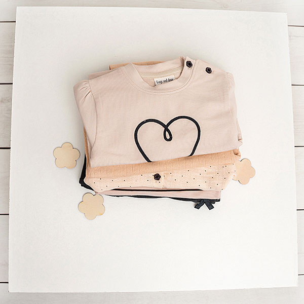Beige babysweater met donkerblauw geborduurd hartje, gebreide boorden en knoopsluiting op de schouder uit de Amour-collectie van Frogs and Dogs