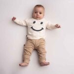 Frogs and Dogs kinder sweater off white met grote geborduurde smiley uit de Smile Club collectie