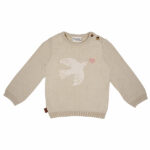 Deze schattige gebreide sweater komt uit deĀ collectie Paloma van Frogs and Dogs. De sweater is effen beige met op de voorzijde een ingebreide vogel met hartje. De boorden zijn gebreid en effen van kleur en op de schouder zitten 2 knoopjes.