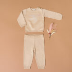 Deze schattige gebreide sweater komt uit de  collectie Paloma van Frogs and Dogs. De sweater is effen beige met op de voorzijde een ingebreide vogel met hartje. De boorden zijn gebreid en effen van kleur en op de schouder zitten 2 knoopjes.