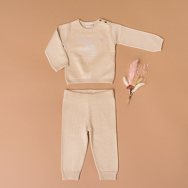 Deze schattige gebreide sweater komt uit deĀ collectie Paloma van Frogs and Dogs. De sweater is effen beige met op de voorzijde een ingebreide vogel met hartje. De boorden zijn gebreid en effen van kleur en op de schouder zitten 2 knoopjes.
