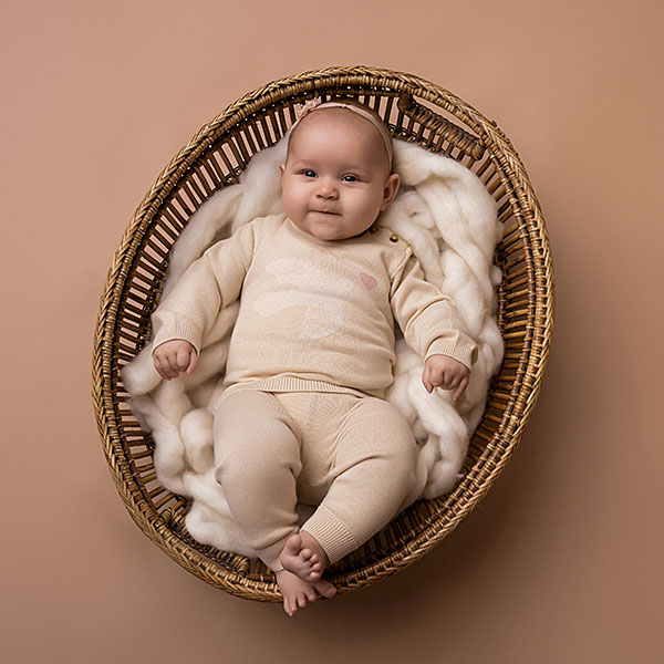 Deze schattige gebreide sweater komt uit deĀ collectie Paloma van Frogs and Dogs. De sweater is effen beige met op de voorzijde een ingebreide vogel met hartje. De boorden zijn gebreid en effen van kleur en op de schouder zitten 2 knoopjes.