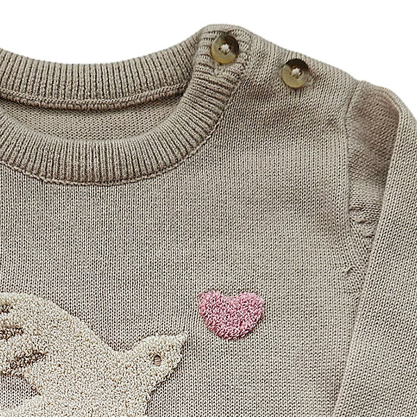 Deze schattige gebreide sweater komt uit de collectie Paloma van Frogs and Dogs. De sweater is effen beige met op de voorzijde een op geborduurd vogel met hartje, van wollige draad. Aan de binnenzijde is vlies gebruik waardoor de huid van je kleintje beschermd wordt. De boorden zijn gebreid en effen van kleur en op de schouder zitten 2 knoopjes.