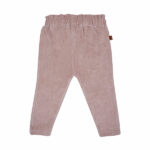 Dit mooie velvet broekje in de kleur roze smoke komt uit de collectie Paloma van Frogs en Dogs. Het broekje is effen van kleur en heeft een elastische tailleband met een sierstrikje. De pijpjes hebben een klein zoompje. Leuk te combineren met een shirtje of een blouse.