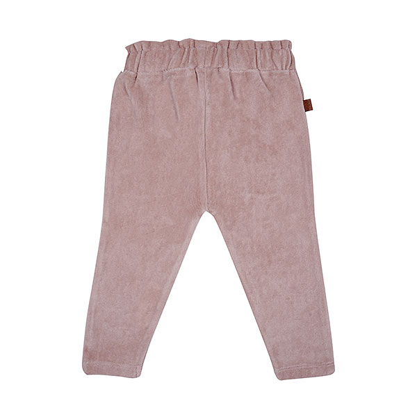 Dit mooie velvet broekje in de kleur roze smoke komt uit de collectie Paloma van Frogs en Dogs. Het broekje is effen van kleur en heeft een elastische tailleband met een sierstrikje. De pijpjes hebben een klein zoompje. Leuk te combineren met een shirtje of een blouse.