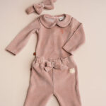 Dit mooie velvet broekje in de kleur roze smoke komt uit de collectie Paloma van Frogs en Dogs. Het broekje is effen van kleur en heeft een elastische tailleband met een sierstrikje. De pijpjes hebben een klein zoompje. Leuk te combineren met een shirtje of een blouse.