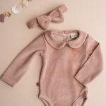 Dit leuke haarbandje in de kleur rose smoke komt uit de collectie Paloma van Frogs and Dogs. Dit haarbandje is van zacht katoen en maakt de outfit van jouw kleine meid helemaal af! Je kunt hem eindeloos combineren met bijvoorbeeld een leuk even jurkje of shirtje. Deze haarband is one size en heeft aan de achterzijde elastiek. De strik zit vast. 