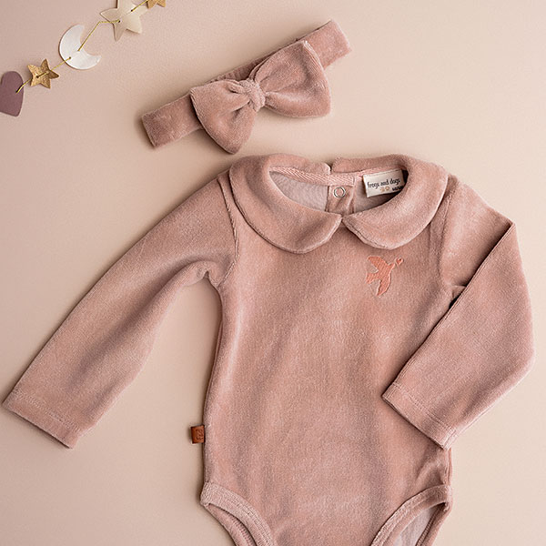 Dit leuke haarbandje in de kleur rose smoke komt uit de collectie Paloma van Frogs and Dogs. Dit haarbandje is van zacht katoen en maakt de outfit van jouw kleine meid helemaal af! Je kunt hem eindeloos combineren met bijvoorbeeld een leuk even jurkje of shirtje. Deze haarband is one size en heeft aan de achterzijde elastiek. De strik zit vast.
