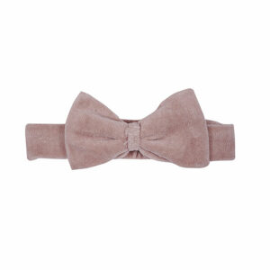 Dit leuke haarbandje in de kleur rose smoke komt uit de collectie Paloma van Frogs and Dogs. Dit haarbandje is van zacht katoen en maakt de outfit van jouw kleine meid helemaal af! Je kunt hem eindeloos combineren met bijvoorbeeld een leuk even jurkje of shirtje. Deze haarband is one size en heeft aan de achterzijde elastiek. De strik zit vast.Ā