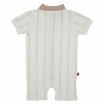 Dit schattige off white gestreepte overall komt uit de collectie Spring Eton van Frogs and Dogs. Deze overall heeft korte mouwen en heeft een polokraagje. Het pakje heeft leuke strepen in de kleur camel. Aan de voorzijde is een sluiting met knoopjes. De hals en de sluiting is gemaakt in de kleur camel. 