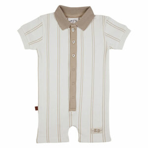 Dit schattige off white gestreepte overall komt uit de collectie Spring Eton van Frogs and Dogs. Deze overall heeft korte mouwen en heeft een polokraagje. Het pakje heeft leuke strepen in de kleur camel. Aan de voorzijde is een sluiting met knoopjes. De hals en de sluiting is gemaakt in de kleur camel.