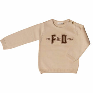 Deze mooie fijn gebreide sweater in de kleur beige komt uit de Smart Club collectie van Frogs and Dogs. De sweater is gemaakt van zacht katoen. Op de voorzijde zijn de letters F&D geborduurd met wollige bruine garen waardoor het er echt op ligt.