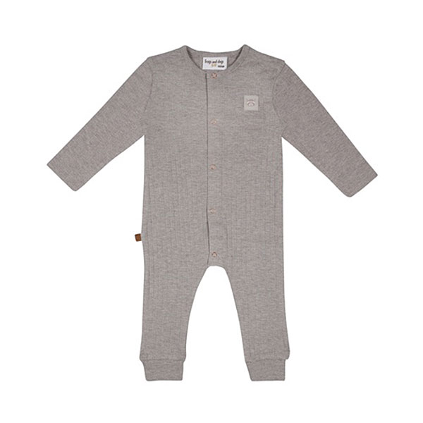 Dit mooie boxpakje of onesie in de kleur taupe komt uit de Raccoon Club collectie van Frogs and Dogs. Het boxpakje is gemaakt van zachte ribstof. Het pakje heeft een sluiting aan de voorzijde. Op borsthoogte zit het logootje van de collectie gestikt. De mouwtjes zijn gezoomd en onderaan de pijpjes zitten boordjes van dezelfde stof. 