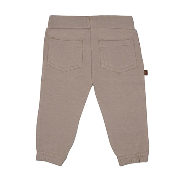 Dit leuke joggingsbroekje in de kleur taupe komt uit de Racoon Club collectie van Frogs and Dogs. Het broekje is effen van kleur. Zowel aan de voorzijde als aan de achterzijde zitten zakjes. De elastische tailleband is voorzien van een koordje. De boordjes van de pijpjes zijn gerimpeld.