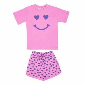 Hier vind je de lieve shortama Smiley. Deze shortama komt uit de collectie van Fun2Wear. Deze serie heeft een verbeterde stofkwaliteit waardoor die mooier blijft na het wassen. Deze shortama bestaat uit een shirt met korte mouwen en een korte broek. Op het shirtje staat in het paars een Smiley. Het korte broekje is voorzien van een overallprint van hartjes.