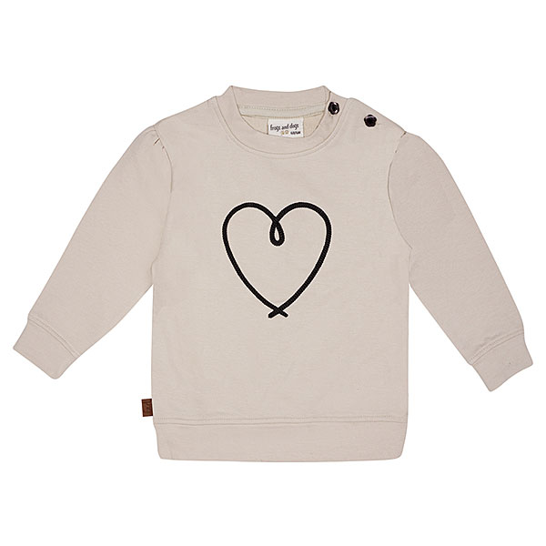 Deze mooie sweater komt uit de collectie Amour van Frogs and Dogs. De sweater is effen beige met op de voorzijde een geborduurd hart in de kleur donkerblauw. De boorden zijn gebreid en effen van kleur en op de schouder zitten 2 knoopjes.