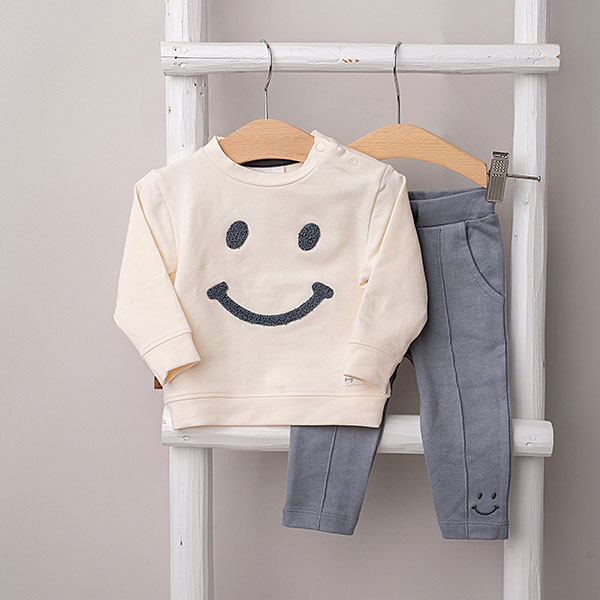 Deze stoere sweater in de kleur beige komt uit de Smile Club collectie van Frogs and Dogs. De sweater is gemaakt van zacht katoen. Op de voorzijde is het hoofdje van een 'Smile' geborduurd met wollige blauwe garen waardoor het er echt op ligt. Aan de binnenzijde is vlies gebruik waardoor de huid van je kleintje beschermd wordt.