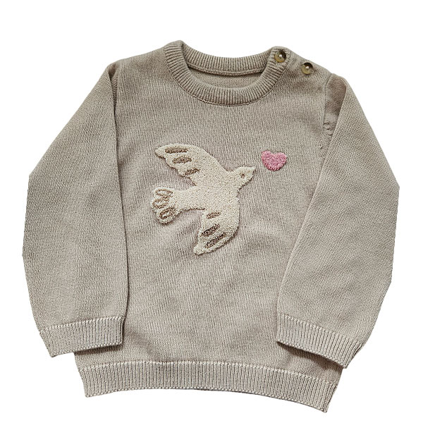 Deze schattige gebreide sweater komt uit de collectie Paloma van Frogs and Dogs. De sweater is effen beige met op de voorzijde een op geborduurd vogel met hartje, van wollige draad. Aan de binnenzijde is vlies gebruik waardoor de huid van je kleintje beschermd wordt. De boorden zijn gebreid en effen van kleur en op de schouder zitten 2 knoopjes.