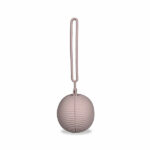 Met deze mooie siliconen speendoosje kan je het speentje van je kleintje overal mee naar toe nemen zonder dat het vuil wordt. Het doosje is roze van kleur en is gemaakt van flexibele siliconen. Hij is makkelijk te bevestigen aan een tas of kinderwagen. Op deze manier kan je er voor zorgen dat hij altijd bij de hand is. 