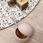 Met deze mooie siliconen speendoosje kan je het speentje van je kleintje overal mee naar toe nemen zonder dat het vuil wordt. Het doosje is roze van kleur en is gemaakt van flexibele siliconen. Hij is makkelijk te bevestigen aan een tas of kinderwagen. Op deze manier kan je er voor zorgen dat hij altijd bij de hand is. 