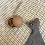 Met deze mooie siliconen speendoosje kan je het speentje van je kleintje overal mee naar toe nemen zonder dat het vuil wordt. Het doosje heeft een chocolade kleur en is gemaakt van flexibele siliconen. Hij is makkelijk te bevestigen aan een tas of kinderwagen. Op deze manier kan je er voor zorgen dat hij altijd bij de hand is.