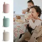 Hier vind je de Aiko Silicone Cup. Deze zacht roze beker heeft een afneembare deksel met tuit. Weerzijde van de beker zitten handgrepen waardoor de beker makkelijk vast te houden is voor je kleintje. Ze zorgen voor een stevige grip waardoor je kleintje makkelijk zelf kan drinken.