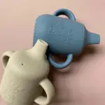 Hier vind je de Aiko Silicone Cup. Deze zeeblauwe beker heeft een afneembare deksel met tuit. Weerzijde van de beker zitten handgrepen waardoor de beker makkelijk vast te houden is voor je kleintje. Ze zorgen voor een stevige grip waardoor je kleintje makkelijk zelf kan drinken.