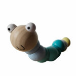 Houten rups in blauwe pastelkleuren met buigbare schakels voor baby’s en peuters
