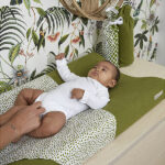 Een mooie kruikenzak met in de kleur advocado groen met een witte slangenprint. De kruikenzak maak je eenvoudig open en dicht met de handige koordjes. De hoes is bedoeld voor de ronde, metalen kruik en gemaakt van 100% katoen. Hierdoor voelt hij dus zo lekker zacht aan. Een kruikenzak is een echte must have wanneer je voor je pasgeboren baby of kindje een kruik gebruikt.