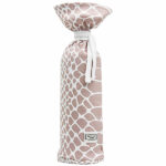 Een mooie kruikenzak met in de kleur lila met een witte slangenprint. De kruikenzak maak je eenvoudig open en dicht met de handige koordjes. De hoes is bedoeld voor de ronde, metalen kruik en gemaakt van 100% katoen. Hierdoor voelt hij dus zo lekker zacht aan. Een kruikenzak is een echte must have wanneer je voor je pasgeboren baby of kindje een kruik gebruikt.