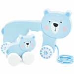 Deze mama beer met baby vallen bij elk kindje in de smaak. Mama en haar welp passen perfect bij elkaar en samen met hun kan je kleintje leuk spelen. Aan de mama beer zit een koordje waardoor er met beide door de kamer heen gelopen kan worden. Het welpje kan gescheiden worden van zijn moeder en kan als duwspeelgoed gebruikt worden.