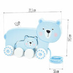 Deze mama beer met baby vallen bij elk kindje in de smaak. Mama en haar welp passen perfect bij elkaar en samen met hun kan je kleintje leuk spelen. Aan de mama beer zit een koordje waardoor er met beide door de kamer heen gelopen kan worden. Het welpje kan gescheiden worden van zijn moeder en kan als duwspeelgoed gebruikt worden.