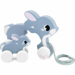 Deze mama konijn met baby vallen bij elk kindje in de smaak. Mama en haar kleine konijntje passen perfect bij elkaar en samen met hun kan je kleintje leuk spelen. Aan de mama konijn zit een koordje waardoor er met beide door de kamer heen gelopen kan worden. Het kleine konijntje kan gescheiden worden van zijn moeder en kan als duwspeelgoed gebruikt worden. 