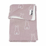 Dit schattige dekentje Rabbit Lilac Velvet komt uit de speciale collectie die Meyco gemaakt heeft in samenwerking met AnneMarie Keizer. Het dekentje bestaat uit 2 lagen en dit zorgt voor extra zachte comfort en warmte. Aan de voorzijde heeft het dekentje een gebreide kant met schattige konijntjes. De achterzijde is effen wit. Zeer geschikt om te gebruiken in het voorjaar of het najaar.