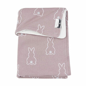 Dit schattige dekentje Rabbit Lilac Velvet komt uit de speciale collectie die Meyco gemaakt heeft in samenwerking met AnneMarie Keizer. Het dekentje bestaat uit 2 lagen en dit zorgt voor extra zachte comfort en warmte. Aan de voorzijde heeft het dekentje een gebreide kant met schattige konijntjes. De achterzijde is effen wit. Zeer geschikt om te gebruiken in het voorjaar of het najaar.