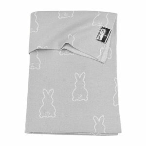 Dit schattige wiegdekentje Rabbit Silver komt uit de speciale collectie die Meyco gemaakt heeft in samenwerking met AnneMarie Keizer. Het dekentje bestaat uit 2 lagen en dit zorgt voor extra zachte comfort en warmte. Aan de voorzijde heeft het dekentje een gebreide grijze kant met schattige witte konijntjes. De achterzijde is effen wit. Zeer geschikt om te gebruiken in het voorjaar of het najaar.