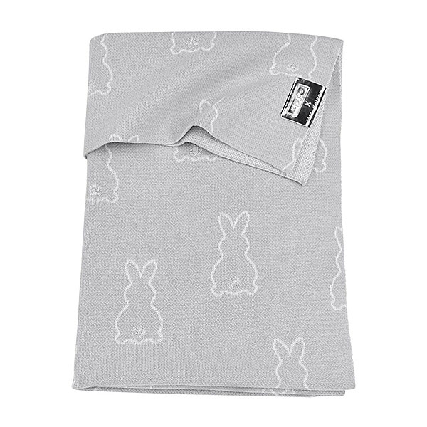 Dit schattige wiegdekentje Rabbit Silver komt uit de speciale collectie die Meyco gemaakt heeft in samenwerking met AnneMarie Keizer. Het dekentje bestaat uit 2 lagen en dit zorgt voor extra zachte comfort en warmte. Aan de voorzijde heeft het dekentje een gebreide grijze kant met schattige witte konijntjes. De achterzijde is effen wit. Zeer geschikt om te gebruiken in het voorjaar of het najaar.