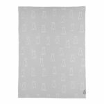 Dit schattige dekentje Rabbit Silver Velvet komt uit de speciale collectie die Meyco gemaakt heeft in samenwerking met AnneMarie Keizer. Het dekentje bestaat uit 2 lagen en dit zorgt voor extra zachte comfort en warmte. Aan de voorzijde heeft het dekentje een grijze gebreide kant met schattige witte konijntjes. De achterzijde is effen wit. Zeer geschikt om te gebruiken in het voorjaar of het najaar.