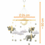 Kijk eens naar de prachtige houten mobiel van Ulysse! Met zijn betoverende  grijze olifanten en witte wolken geeft deze mobiel elke kinderkamer een dromerige uitstraling. Gemaakt van hoogwaardig vilt, zorgt deze mobiel niet alleen voor visuele prikkels, maar ook voor tastbare sensaties. De wolken zorgen voor een vrolijke en dromerige sfeer in de babykamer en helpen bij het kalmeren van jouw baby.