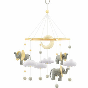 Kijk eens naar de prachtige houten mobiel van Ulysse! Met zijn betoverende grijze olifanten en witte wolken geeft deze mobiel elke kinderkamer een dromerige uitstraling. Gemaakt van hoogwaardig vilt, zorgt deze mobiel niet alleen voor visuele prikkels, maar ook voor tastbare sensaties. De wolken zorgen voor een vrolijke en dromerige sfeer in de babykamer en helpen bij het kalmeren van jouw baby.