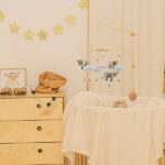 Kijk eens naar de prachtige houten mobiel van Ulysse! Met zijn betoverende  grijze olifanten en witte wolken geeft deze mobiel elke kinderkamer een dromerige uitstraling. Gemaakt van hoogwaardig vilt, zorgt deze mobiel niet alleen voor visuele prikkels, maar ook voor tastbare sensaties. De wolken zorgen voor een vrolijke en dromerige sfeer in de babykamer en helpen bij het kalmeren van jouw baby.