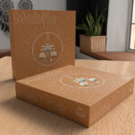 Kijk eens naar de prachtige houten mobiel van Ulysse! Met zijn betoverende blauwe en witte wolken geeft deze mobiel elke kinderkamer een dromerige uitstraling. Gemaakt van hoogwaardig vilt, zorgt deze mobiel niet alleen voor visuele prikkels, maar ook voor tastbare sensaties. De wolken zorgen voor een vrolijke en dromerige sfeer in de babykamer en helpen bij het kalmeren van jouw baby.