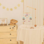 Kijk eens naar de prachtige houten mobiel van Ulysse! Met zijn betoverende roze en witte wolken geeft deze mobiel elke kinderkamer een dromerige uitstraling. Gemaakt van hoogwaardig vilt, zorgt deze mobiel niet alleen voor visuele prikkels, maar ook voor tastbare sensaties. De wolken zorgen voor een vrolijke en dromerige sfeer in de babykamer en helpen bij het kalmeren van jouw baby.