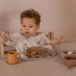 Peuter heerlijk aan het eten met de eetset van Nuuroo