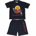 Hier vind je de stoere shortama Pitstop. Deze shortama komt uit de collectie van Fun2Wear. Deze shortama bestaat uit een shirt met korte mouwen en een korte broek. Op het shirtje staat de afbeelding van een raceauto met het nummer 33 en de tekst Champion. Het korte broekje is effen van kleur met in het rood de tekst Champion. Deze serie heeft een verbeterde stofkwaliteit waardoor die mooier blijft na het wassen.