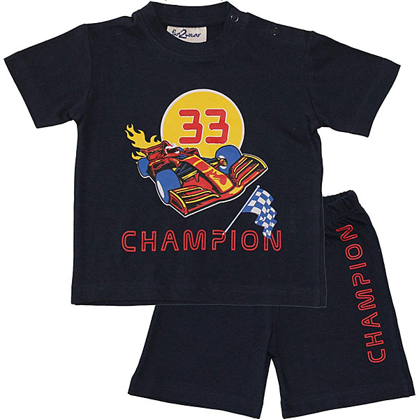 Hier vind je de stoere shortama Pitstop. Deze shortama komt uit de collectie van Fun2Wear. Deze shortama bestaat uit een shirt met korte mouwen en een korte broek. Op het shirtje staat de afbeelding van een raceauto met het nummer 33 en de tekst Champion. Het korte broekje is effen van kleur met in het rood de tekst Champion. Deze serie heeft een verbeterde stofkwaliteit waardoor die mooier blijft na het wassen.