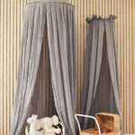 Maak met deze mooie grijze ledikantsluier van het merk Jollein uit het Design Basics een heerlijke knusse slaapplek voor jouw kleintje.