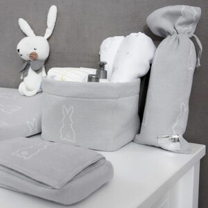 Supersnoezig! Deze gebreide kruikenzak Rabbit uit de Meyco X Mrs. Keizer Rabbit collectie. De kruikenzak is silver - grijs van kleur met witte konijntjes. De kruikenzak maak je eenvoudig open en dicht met de handige koordjes. De hoes is bedoeld voor de ronde, metalen kruik en gemaakt van 100% katoen.