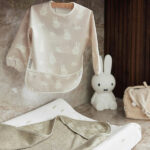 Hoe leuk is deze aankleedkussenhoes met Nijntje printje? Een schattige jersey hoes in de kleur wit met Nijntjes bedrukt in de kleur beige. Deze hoes past precies om het aankleedkussen met de afmeting van 50 x 70 cm. Een aankleedkussen is de meest praktische basic in de babyuitzet. De stof is zacht en rekbaar. Het elastiek in de randen zorgt ervoor dat de hoes goed om het kussen blijft zitten. Met deze print ziet het er ook nog eens mooi uit.