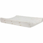 Hoe leuk is deze aankleedkussenhoes met Nijntje printje? Een schattige jersey hoes in de kleur wit met Nijntjes bedrukt in de kleur beige. Deze hoes past precies om het aankleedkussen met de afmeting van 50 x 70 cm. Een aankleedkussen is de meest praktische basic in de babyuitzet. De stof is zacht en rekbaar. Het elastiek in de randen zorgt ervoor dat de hoes goed om het kussen blijft zitten. Met deze print ziet het er ook nog eens mooi uit.